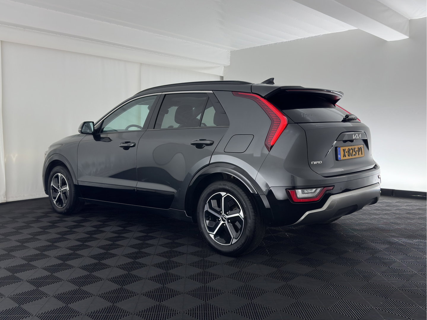 Kia Niro 1.6 GDi Hybrid DynamicPlusLine (INCL.BTW) Aut. *PANO | LEATHER | DIGI-COCKPIT | NAVI-FULLMAP | DAB | ADAPTIVE-CRUISE | CAMERA | HEATED-COMFORTSEATS | KEYLESS | PRIVACYGLASS | SHIFTPADDLES | CARPLAY |  HEAD-UP | ...