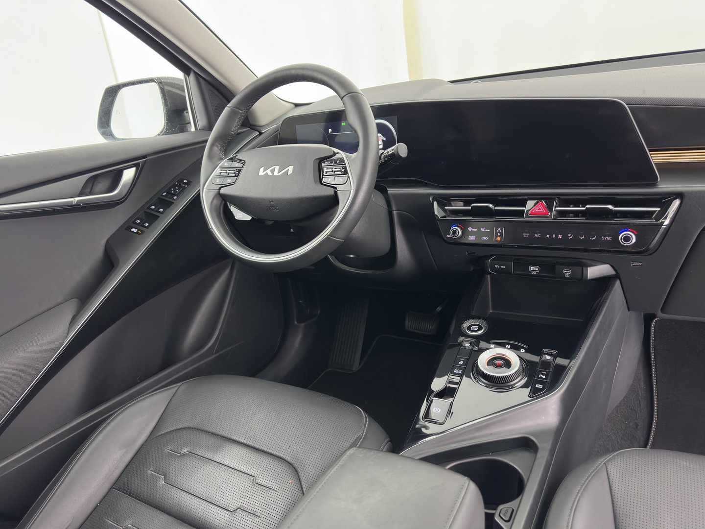 Kia Niro 1.6 GDi Hybrid DynamicPlusLine (INCL.BTW) Aut. *PANO | LEATHER | DIGI-COCKPIT | NAVI-FULLMAP | DAB | ADAPTIVE-CRUISE | CAMERA | HEATED-COMFORTSEATS | KEYLESS | PRIVACYGLASS | SHIFTPADDLES | CARPLAY |  HEAD-UP | ...