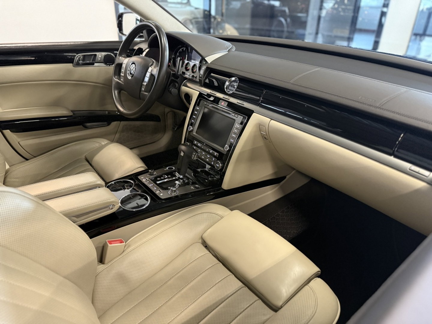 Volkswagen Phaeton 4.2 V8 335PK 4p. Lang VIP Exclusive / Highline / LED