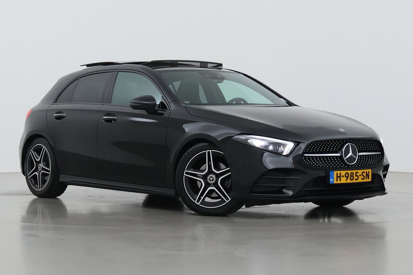 Mercedes-Benz A-Klasse 180 Business Solution AMG | Panoramadak | Nightpakket | Keyless | Memory | Camera | Stoelverwarming | 18 Inch