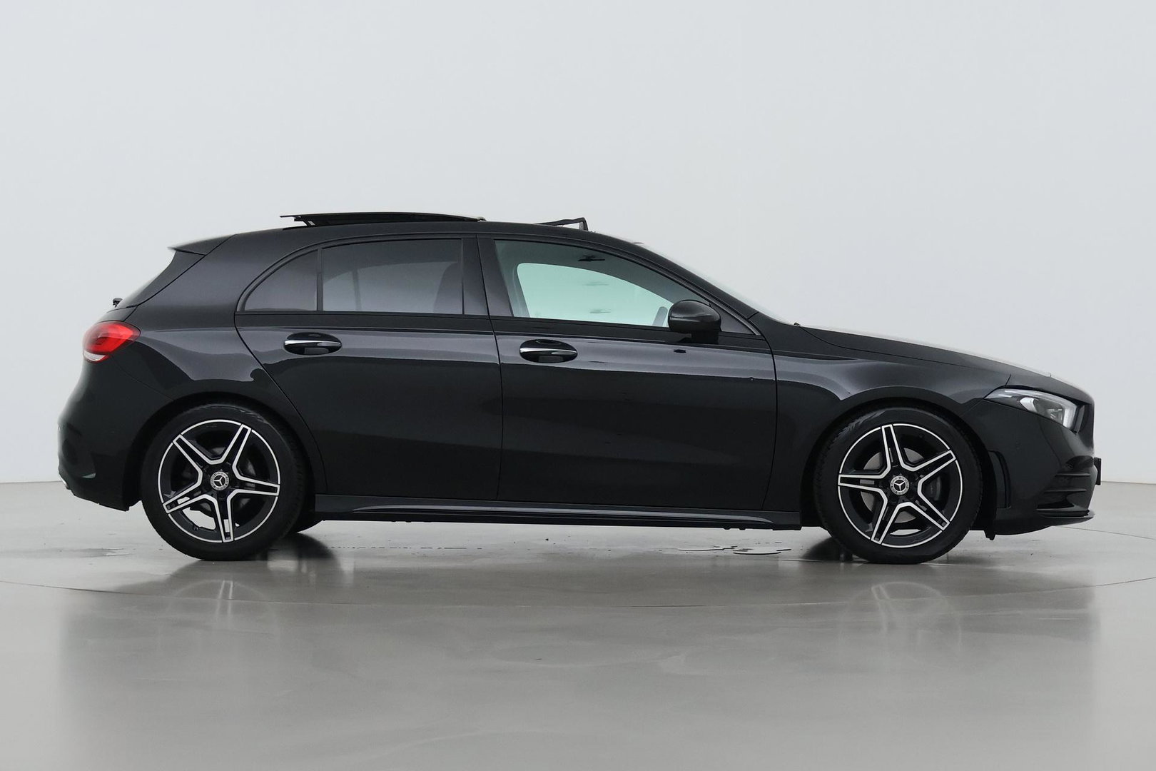 Mercedes-Benz A-Klasse 180 Business Solution AMG | Panoramadak | Nightpakket | Keyless | Memory | Camera | Stoelverwarming | 18 Inch
