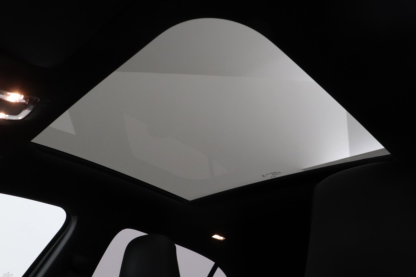 Mercedes-Benz A-Klasse 180 Business Solution AMG | Panoramadak | Nightpakket | Keyless | Memory | Camera | Stoelverwarming | 18 Inch