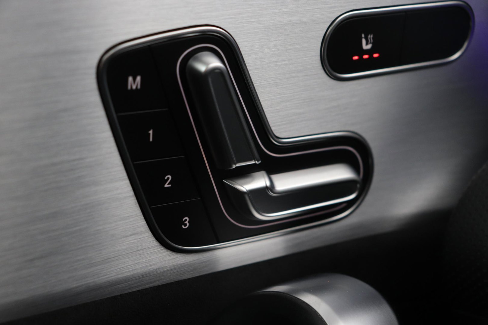 Mercedes-Benz A-Klasse 180 Business Solution AMG | Panoramadak | Nightpakket | Keyless | Memory | Camera | Stoelverwarming | 18 Inch