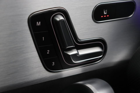 Mercedes-Benz A-Klasse 180 Business Solution AMG | Panoramadak | Nightpakket | Keyless | Memory | Camera | Stoelverwarming | 18 Inch