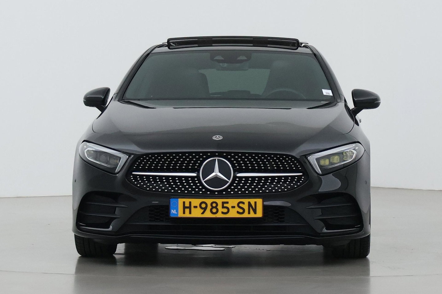 Mercedes-Benz A-Klasse 180 Business Solution AMG | Panoramadak | Nightpakket | Keyless | Memory | Camera | Stoelverwarming | 18 Inch