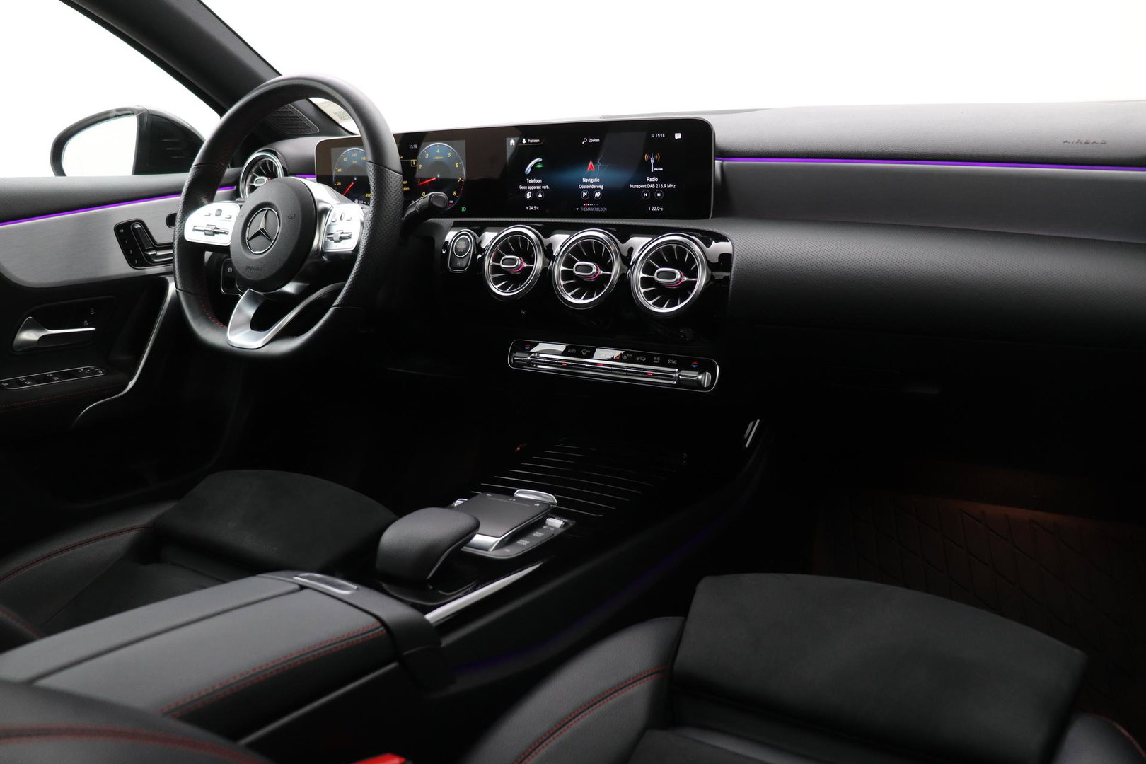 Mercedes-Benz A-Klasse 180 Business Solution AMG | Panoramadak | Nightpakket | Keyless | Memory | Camera | Stoelverwarming | 18 Inch