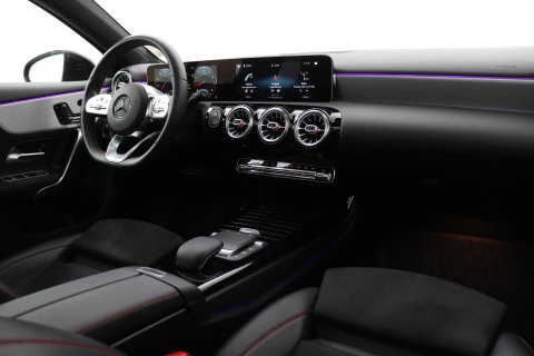 Mercedes-Benz A-Klasse 180 Business Solution AMG | Panoramadak | Nightpakket | Keyless | Memory | Camera | Stoelverwarming | 18 Inch