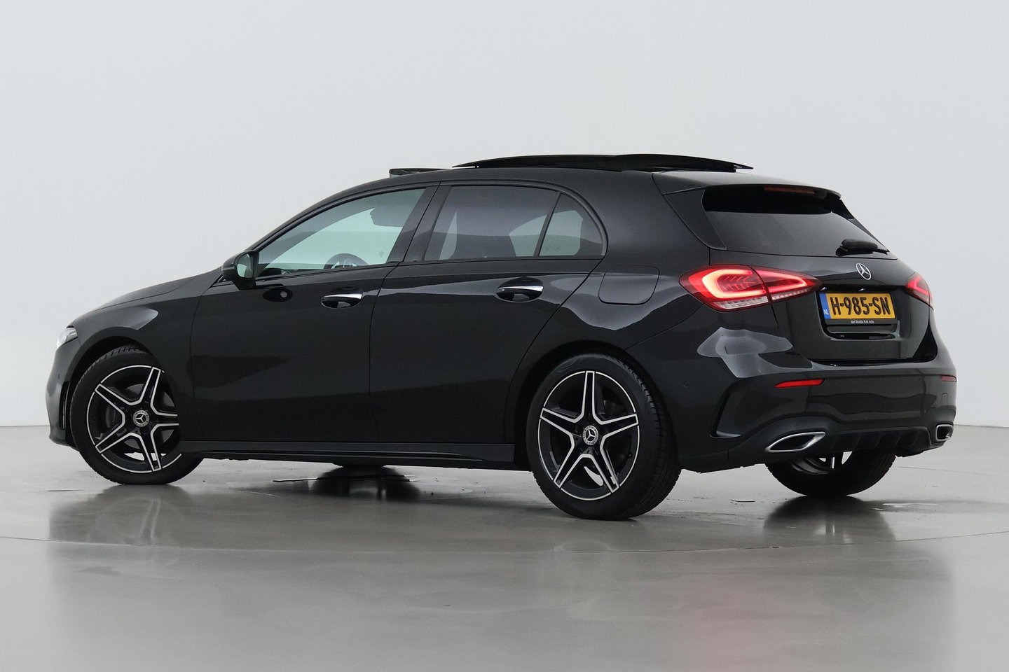 Mercedes-Benz A-Klasse 180 Business Solution AMG | Panoramadak | Nightpakket | Keyless | Memory | Camera | Stoelverwarming | 18 Inch
