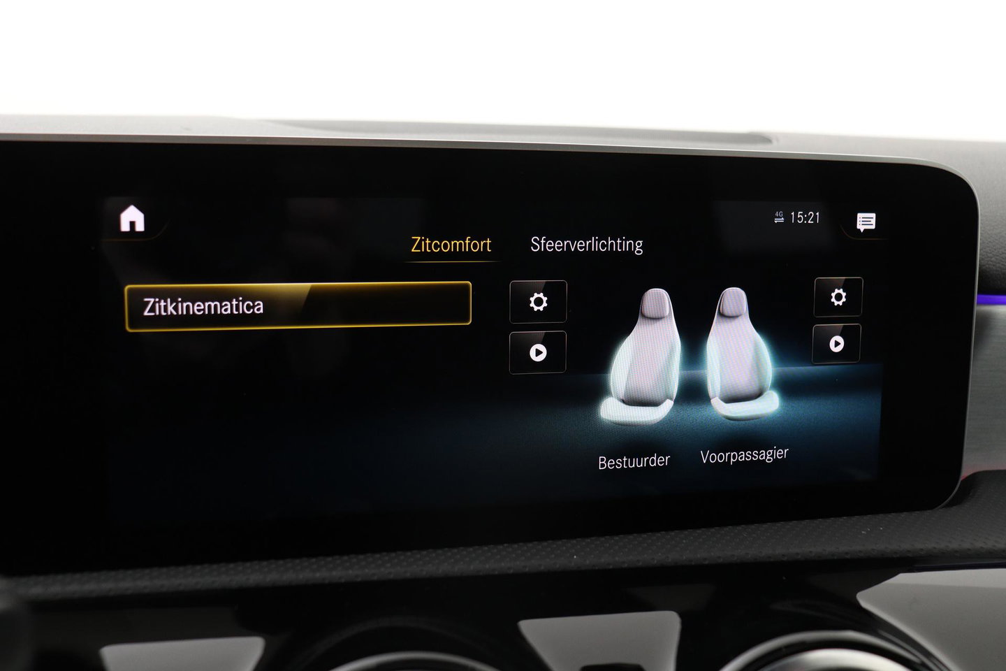 Mercedes-Benz A-Klasse 180 Business Solution AMG | Panoramadak | Nightpakket | Keyless | Memory | Camera | Stoelverwarming | 18 Inch