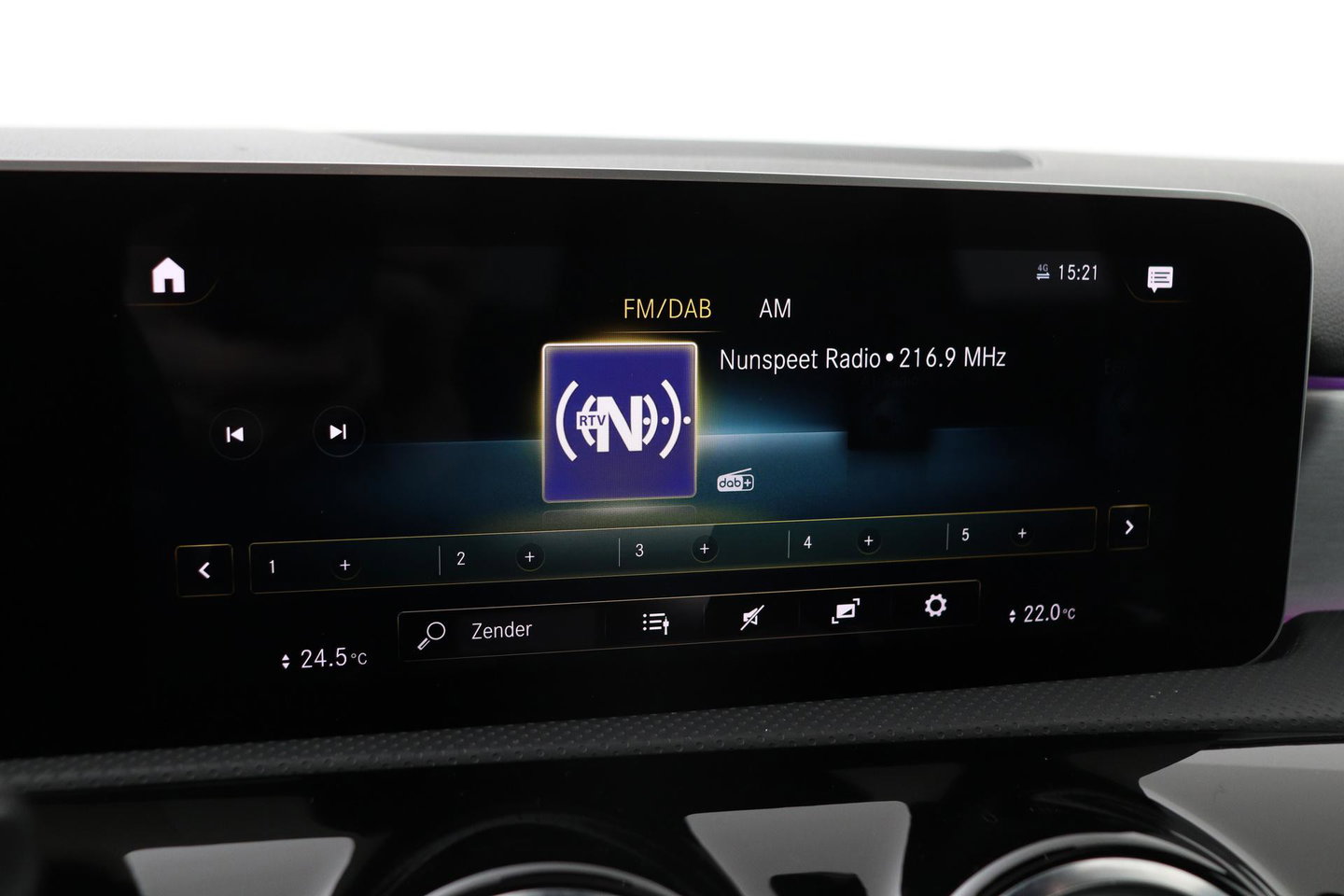 Mercedes-Benz A-Klasse 180 Business Solution AMG | Panoramadak | Nightpakket | Keyless | Memory | Camera | Stoelverwarming | 18 Inch