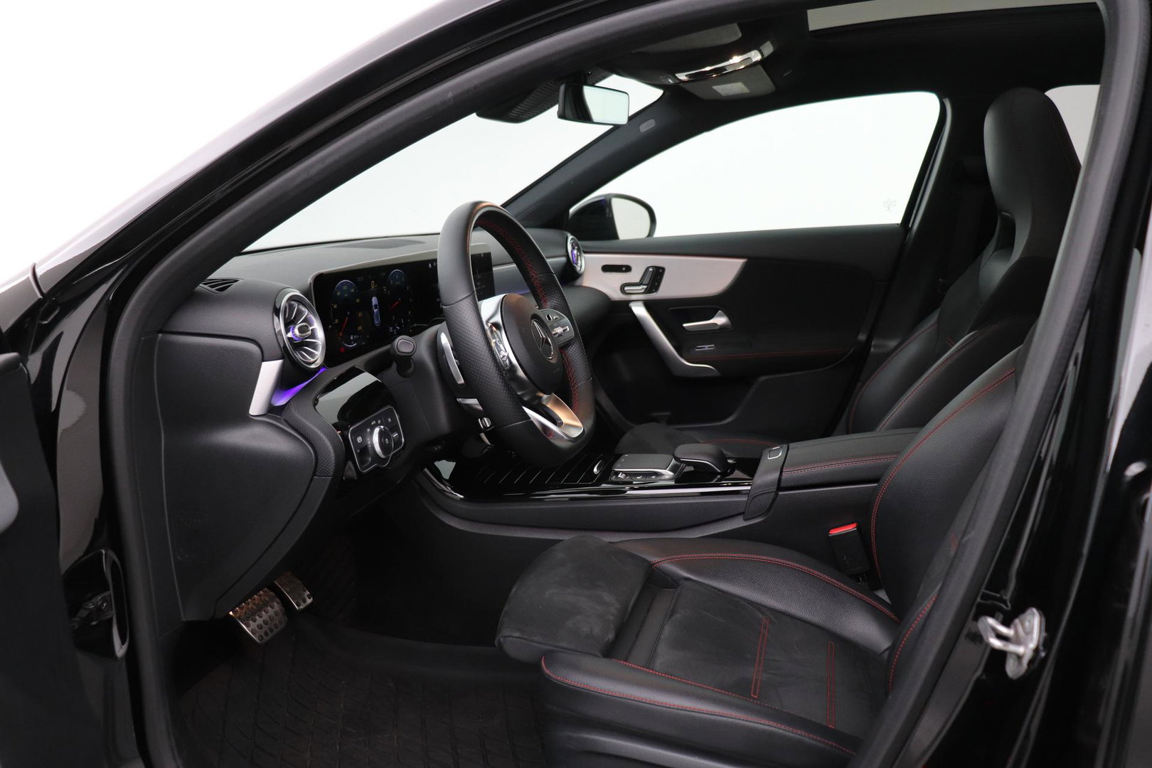 Mercedes-Benz A-Klasse 180 Business Solution AMG | Panoramadak | Nightpakket | Keyless | Memory | Camera | Stoelverwarming | 18 Inch