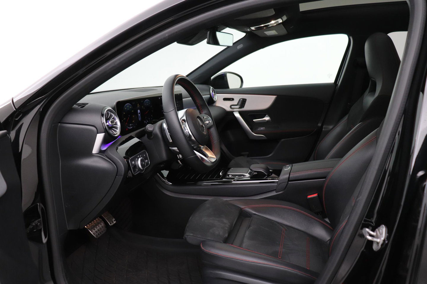Mercedes-Benz A-Klasse 180 Business Solution AMG | Panoramadak | Nightpakket | Keyless | Memory | Camera | Stoelverwarming | 18 Inch