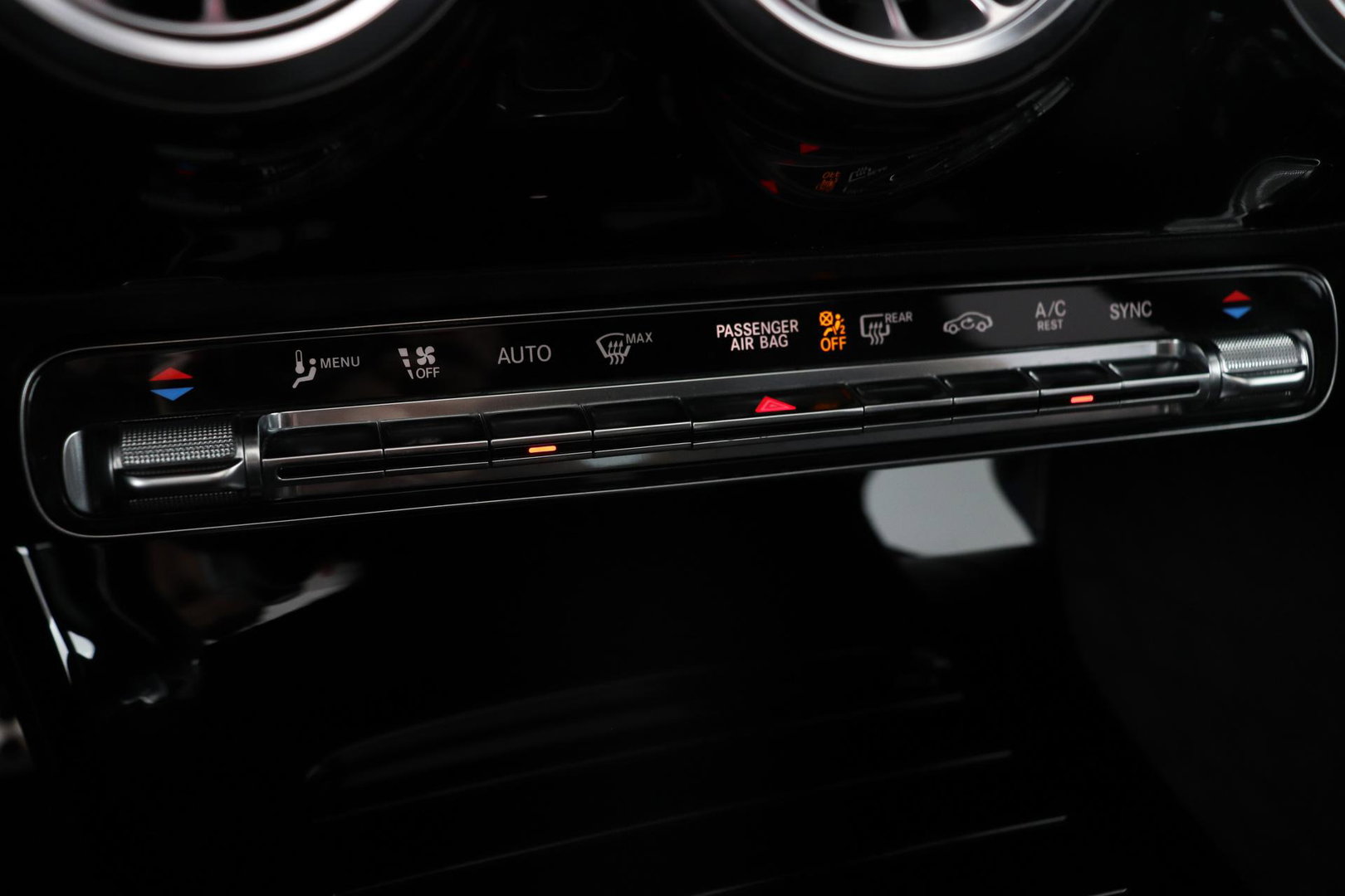 Mercedes-Benz A-Klasse 180 Business Solution AMG | Panoramadak | Nightpakket | Keyless | Memory | Camera | Stoelverwarming | 18 Inch