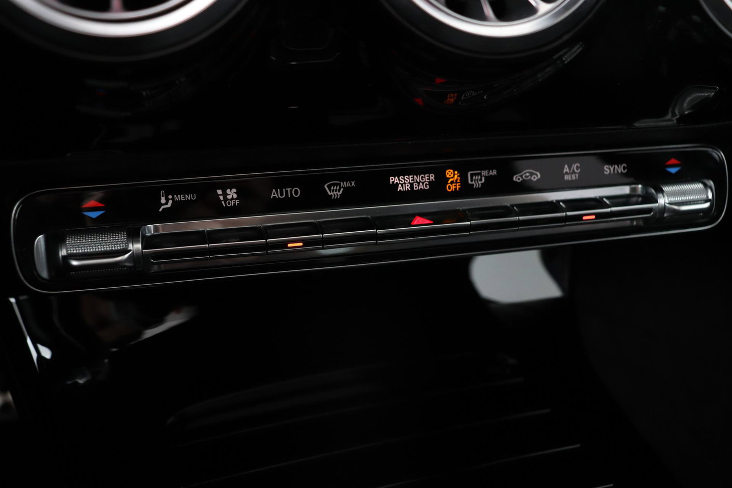 Mercedes-Benz A-Klasse 180 Business Solution AMG | Panoramadak | Nightpakket | Keyless | Memory | Camera | Stoelverwarming | 18 Inch