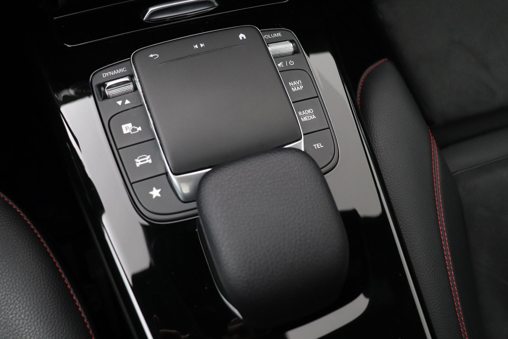 Mercedes-Benz A-Klasse 180 Business Solution AMG | Panoramadak | Nightpakket | Keyless | Memory | Camera | Stoelverwarming | 18 Inch