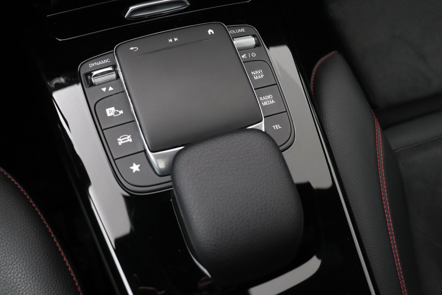 Mercedes-Benz A-Klasse 180 Business Solution AMG | Panoramadak | Nightpakket | Keyless | Memory | Camera | Stoelverwarming | 18 Inch