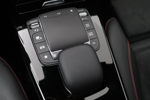 Mercedes-Benz A-Klasse 180 Business Solution AMG | Panoramadak | Nightpakket | Keyless | Memory | Camera | Stoelverwarming | 18 Inch