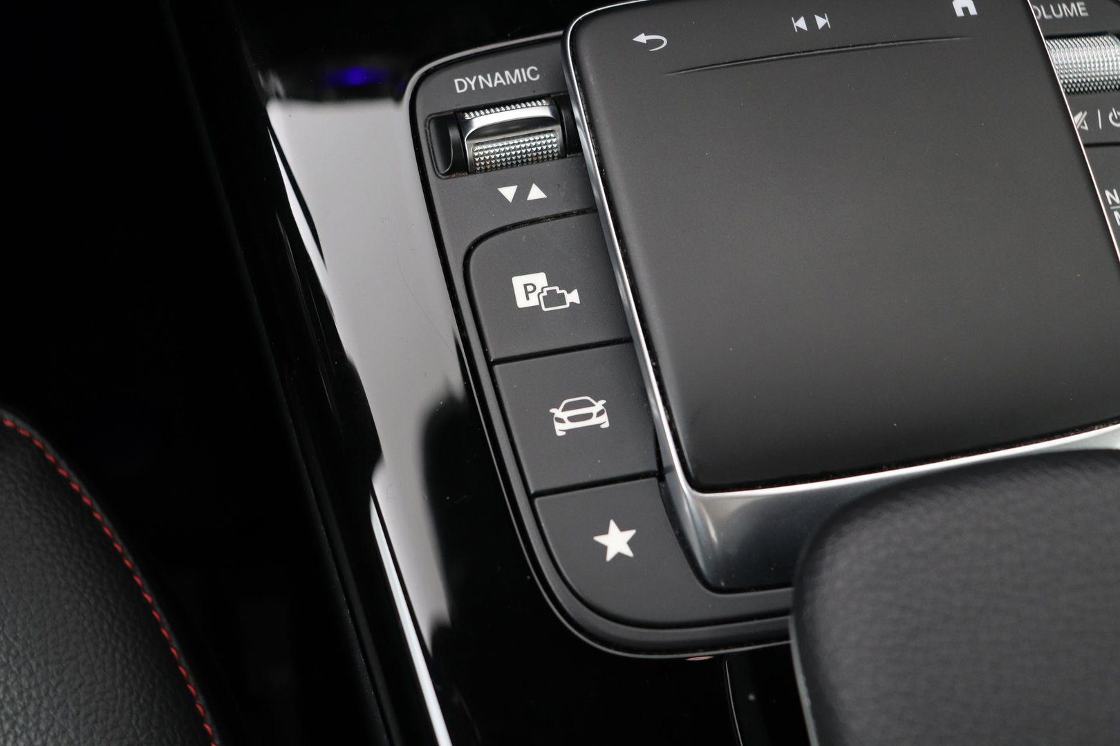 Mercedes-Benz A-Klasse 180 Business Solution AMG | Panoramadak | Nightpakket | Keyless | Memory | Camera | Stoelverwarming | 18 Inch