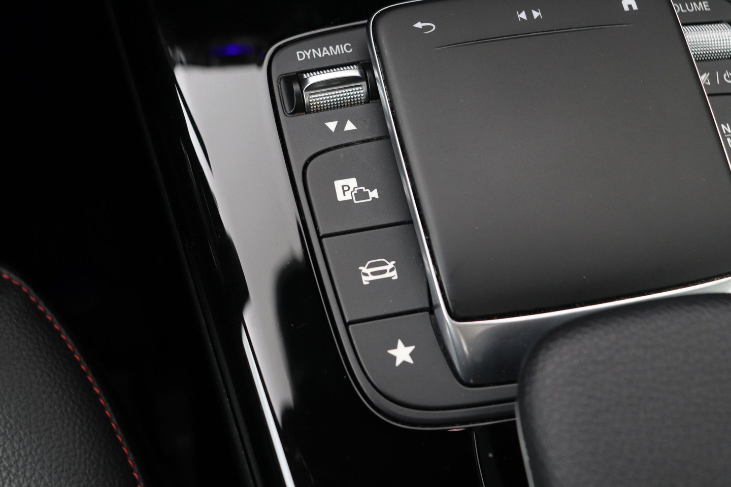 Mercedes-Benz A-Klasse 180 Business Solution AMG | Panoramadak | Nightpakket | Keyless | Memory | Camera | Stoelverwarming | 18 Inch