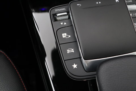 Mercedes-Benz A-Klasse 180 Business Solution AMG | Panoramadak | Nightpakket | Keyless | Memory | Camera | Stoelverwarming | 18 Inch