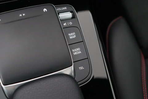 Mercedes-Benz A-Klasse 180 Business Solution AMG | Panoramadak | Nightpakket | Keyless | Memory | Camera | Stoelverwarming | 18 Inch