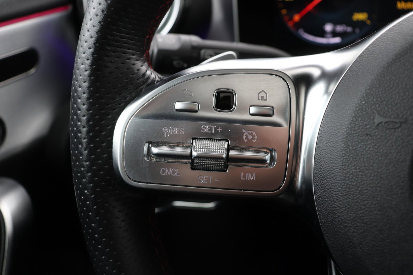 Mercedes-Benz A-Klasse 180 Business Solution AMG | Panoramadak | Nightpakket | Keyless | Memory | Camera | Stoelverwarming | 18 Inch