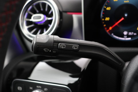 Mercedes-Benz A-Klasse 180 Business Solution AMG | Panoramadak | Nightpakket | Keyless | Memory | Camera | Stoelverwarming | 18 Inch