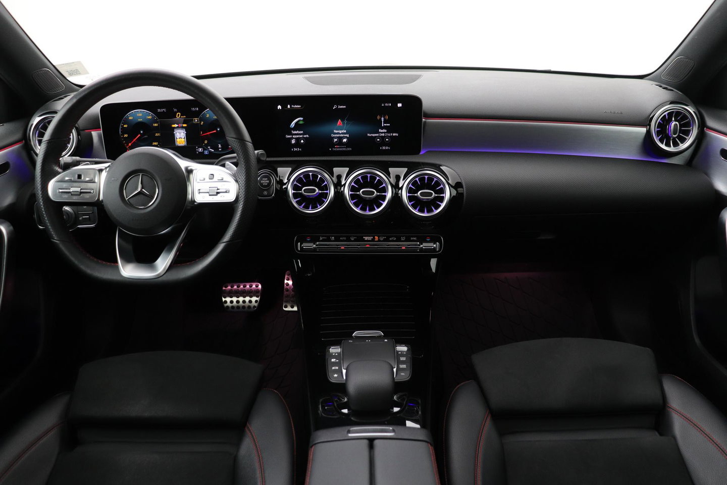 Mercedes-Benz A-Klasse 180 Business Solution AMG | Panoramadak | Nightpakket | Keyless | Memory | Camera | Stoelverwarming | 18 Inch