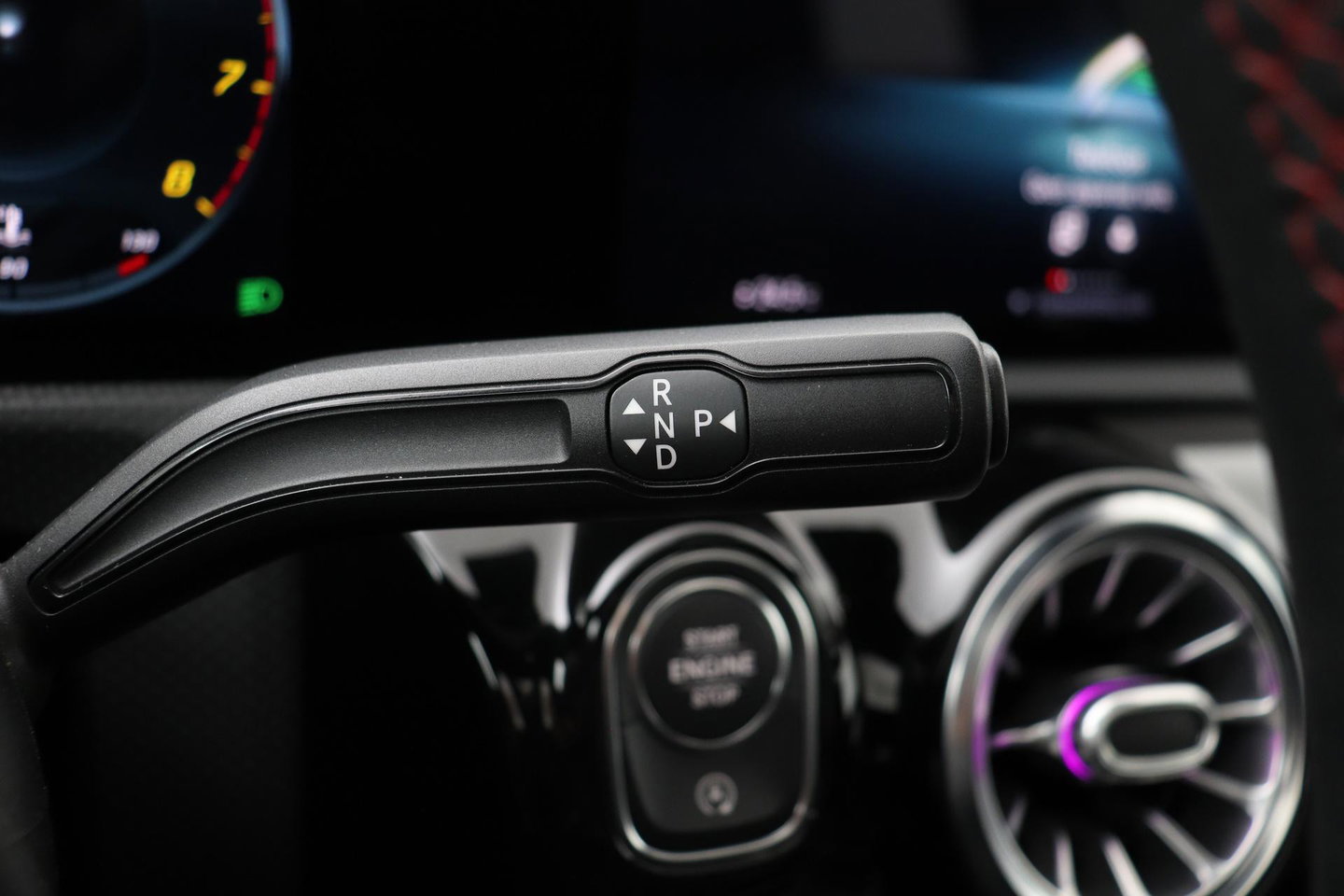 Mercedes-Benz A-Klasse 180 Business Solution AMG | Panoramadak | Nightpakket | Keyless | Memory | Camera | Stoelverwarming | 18 Inch