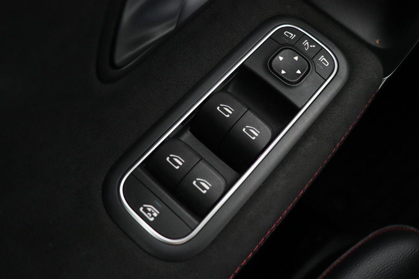 Mercedes-Benz A-Klasse 180 Business Solution AMG | Panoramadak | Nightpakket | Keyless | Memory | Camera | Stoelverwarming | 18 Inch