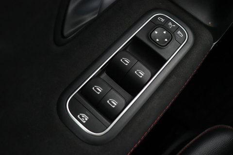 Mercedes-Benz A-Klasse 180 Business Solution AMG | Panoramadak | Nightpakket | Keyless | Memory | Camera | Stoelverwarming | 18 Inch