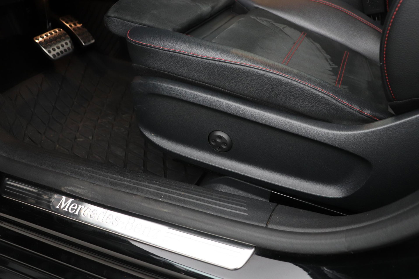 Mercedes-Benz A-Klasse 180 Business Solution AMG | Panoramadak | Nightpakket | Keyless | Memory | Camera | Stoelverwarming | 18 Inch