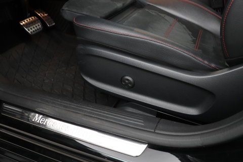 Mercedes-Benz A-Klasse 180 Business Solution AMG | Panoramadak | Nightpakket | Keyless | Memory | Camera | Stoelverwarming | 18 Inch
