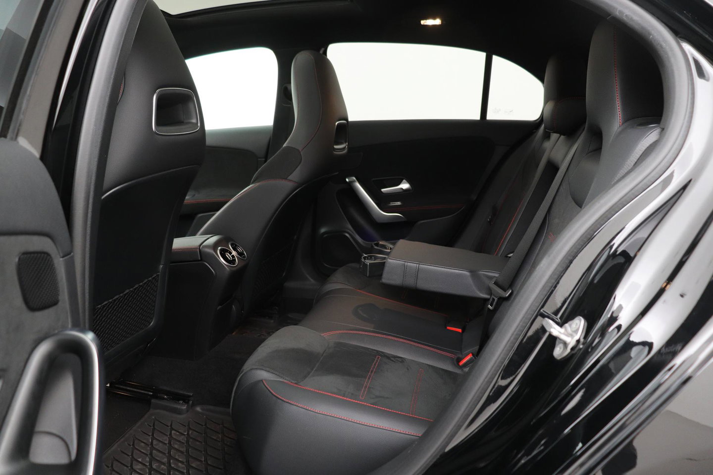 Mercedes-Benz A-Klasse 180 Business Solution AMG | Panoramadak | Nightpakket | Keyless | Memory | Camera | Stoelverwarming | 18 Inch
