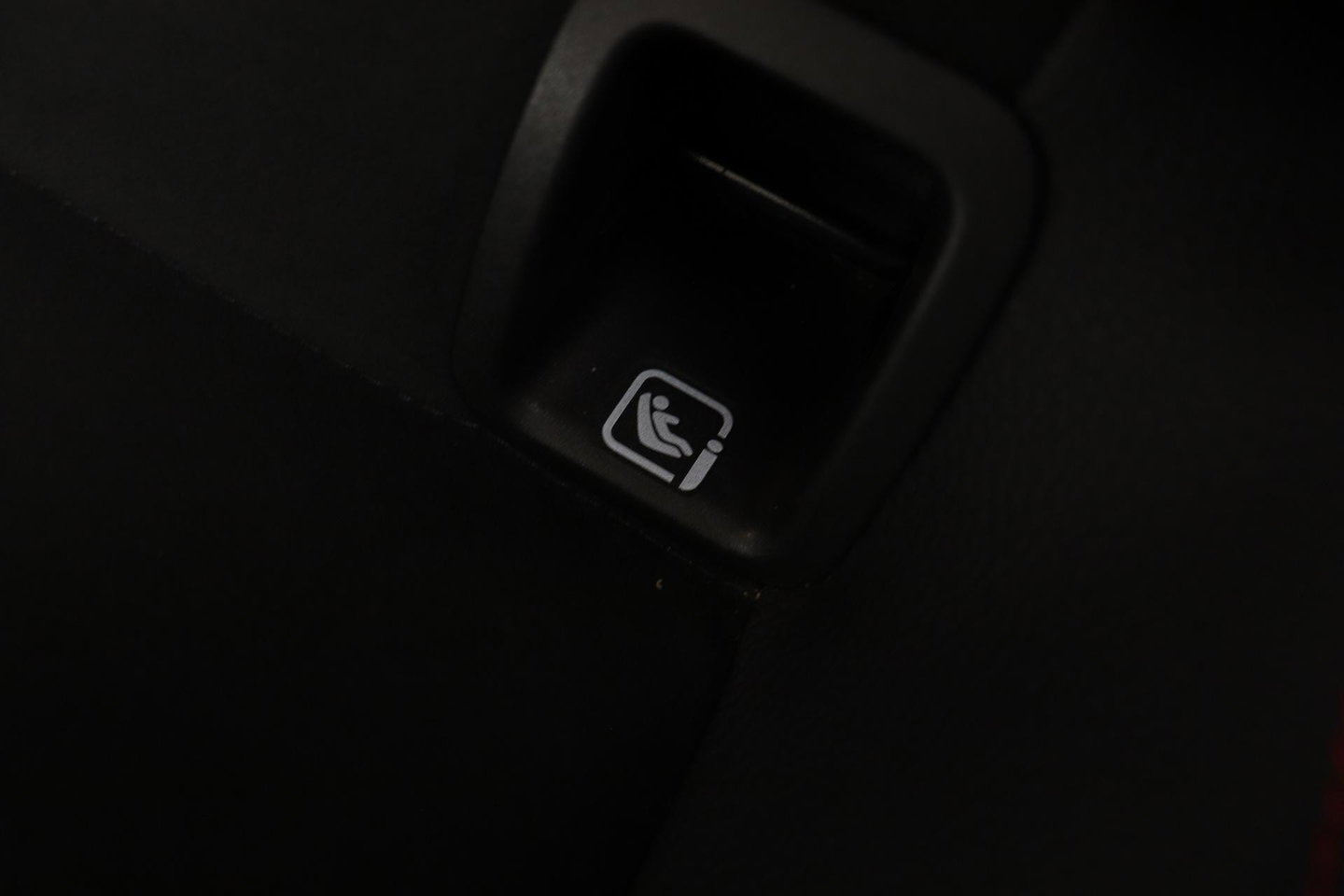 Mercedes-Benz A-Klasse 180 Business Solution AMG | Panoramadak | Nightpakket | Keyless | Memory | Camera | Stoelverwarming | 18 Inch
