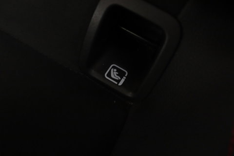 Mercedes-Benz A-Klasse 180 Business Solution AMG | Panoramadak | Nightpakket | Keyless | Memory | Camera | Stoelverwarming | 18 Inch