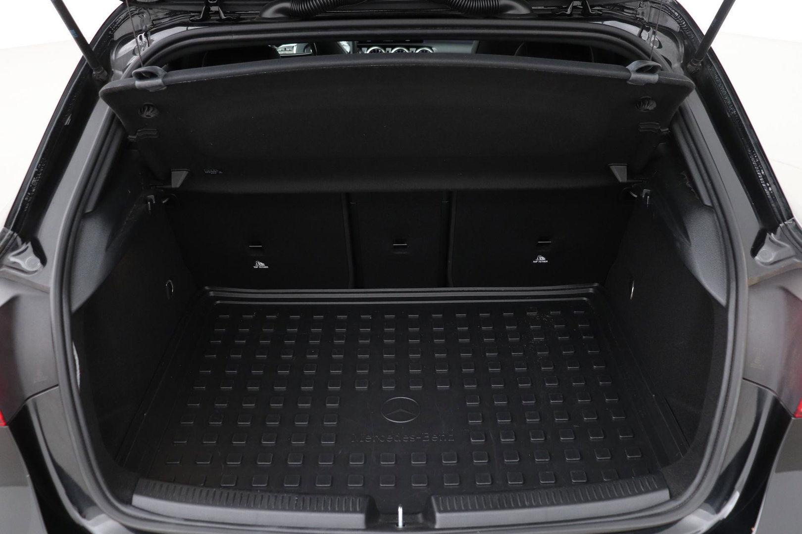Mercedes-Benz A-Klasse 180 Business Solution AMG | Panoramadak | Nightpakket | Keyless | Memory | Camera | Stoelverwarming | 18 Inch