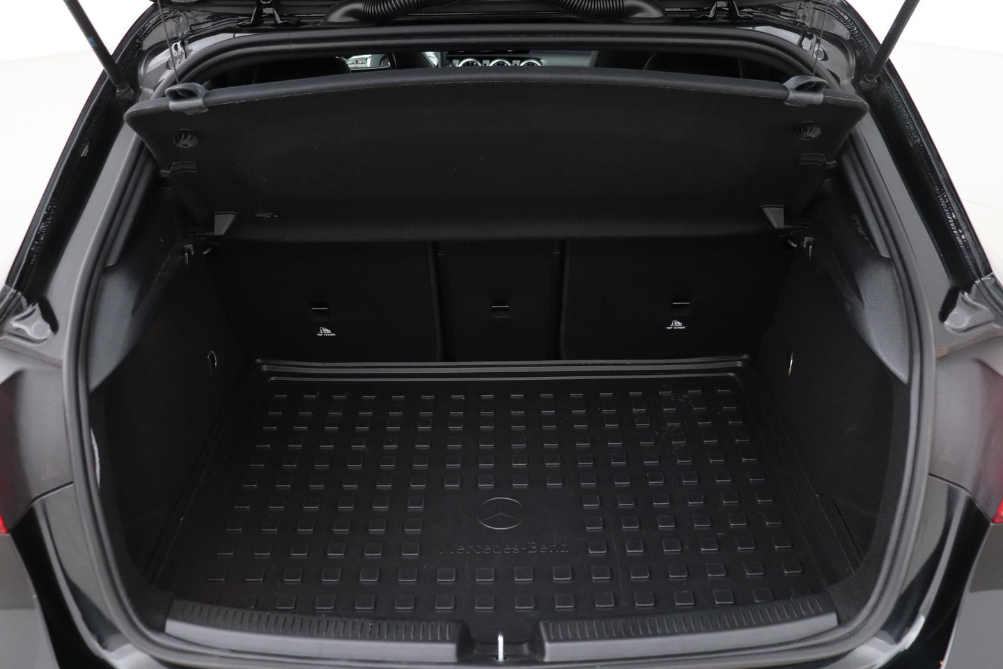 Mercedes-Benz A-Klasse 180 Business Solution AMG | Panoramadak | Nightpakket | Keyless | Memory | Camera | Stoelverwarming | 18 Inch