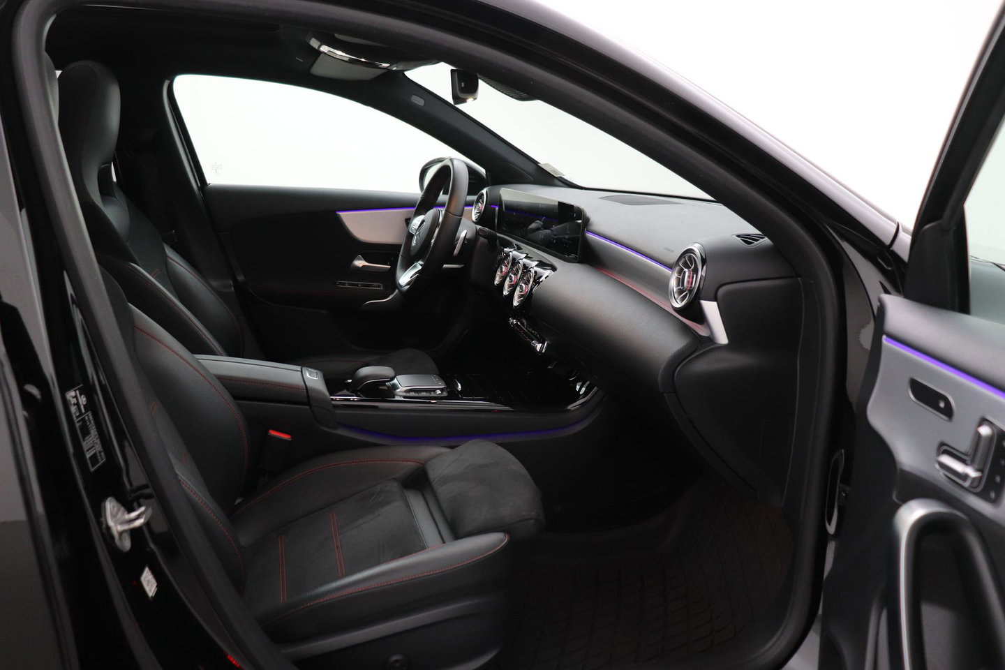 Mercedes-Benz A-Klasse 180 Business Solution AMG | Panoramadak | Nightpakket | Keyless | Memory | Camera | Stoelverwarming | 18 Inch
