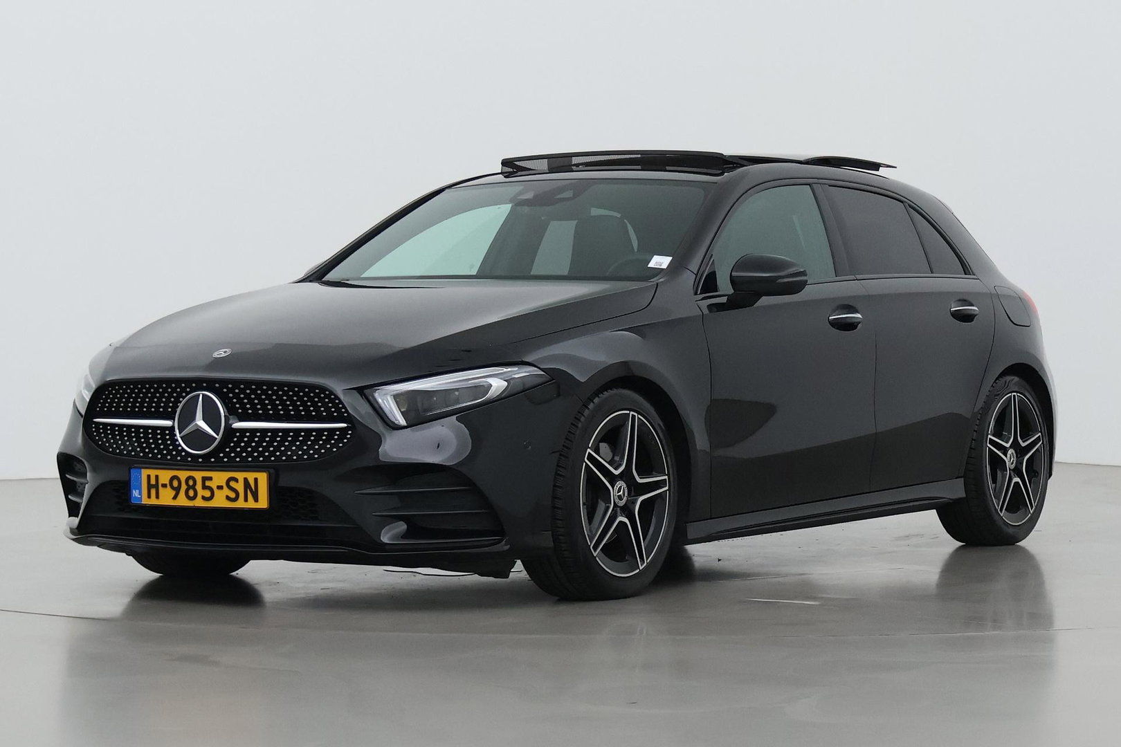 Mercedes-Benz A-Klasse 180 Business Solution AMG | Panoramadak | Nightpakket | Keyless | Memory | Camera | Stoelverwarming | 18 Inch
