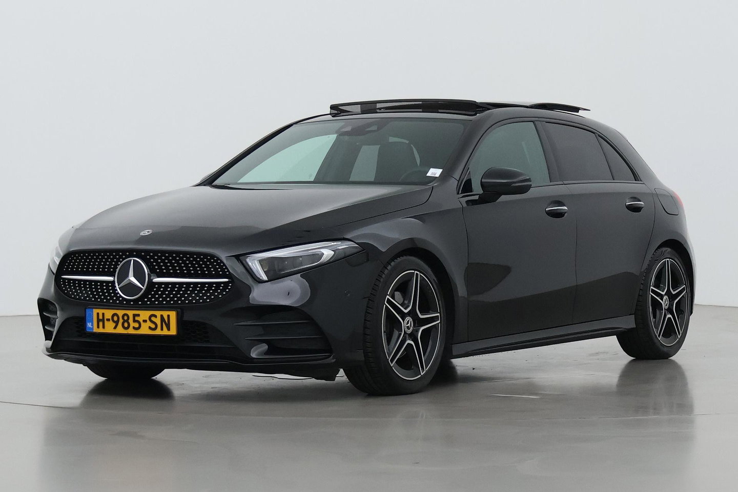 Mercedes-Benz A-Klasse 180 Business Solution AMG | Panoramadak | Nightpakket | Keyless | Memory | Camera | Stoelverwarming | 18 Inch