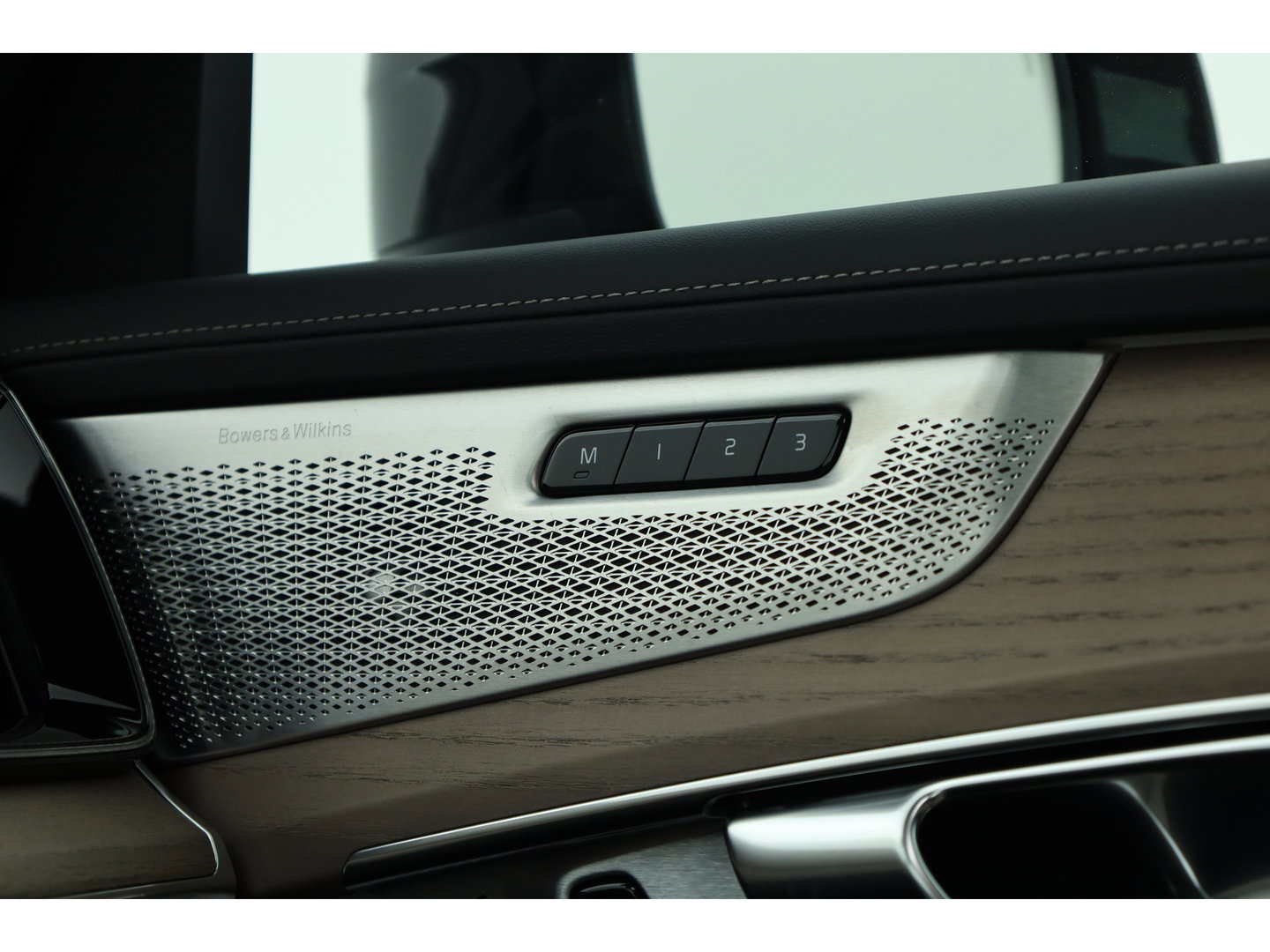 Volvo XC90 2.0 T8 Plus Dark | Luchtvering |  Pano-dak | B&W Audio | Trekhaak | 360 camera |