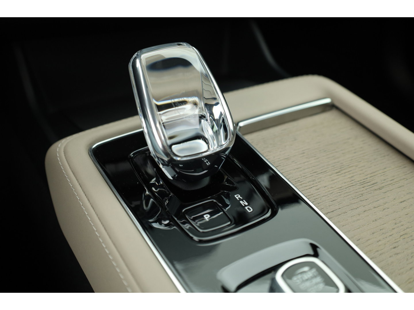 Volvo XC90 2.0 T8 Plus Dark | Luchtvering |  Pano-dak | B&W Audio | Trekhaak | 360 camera |