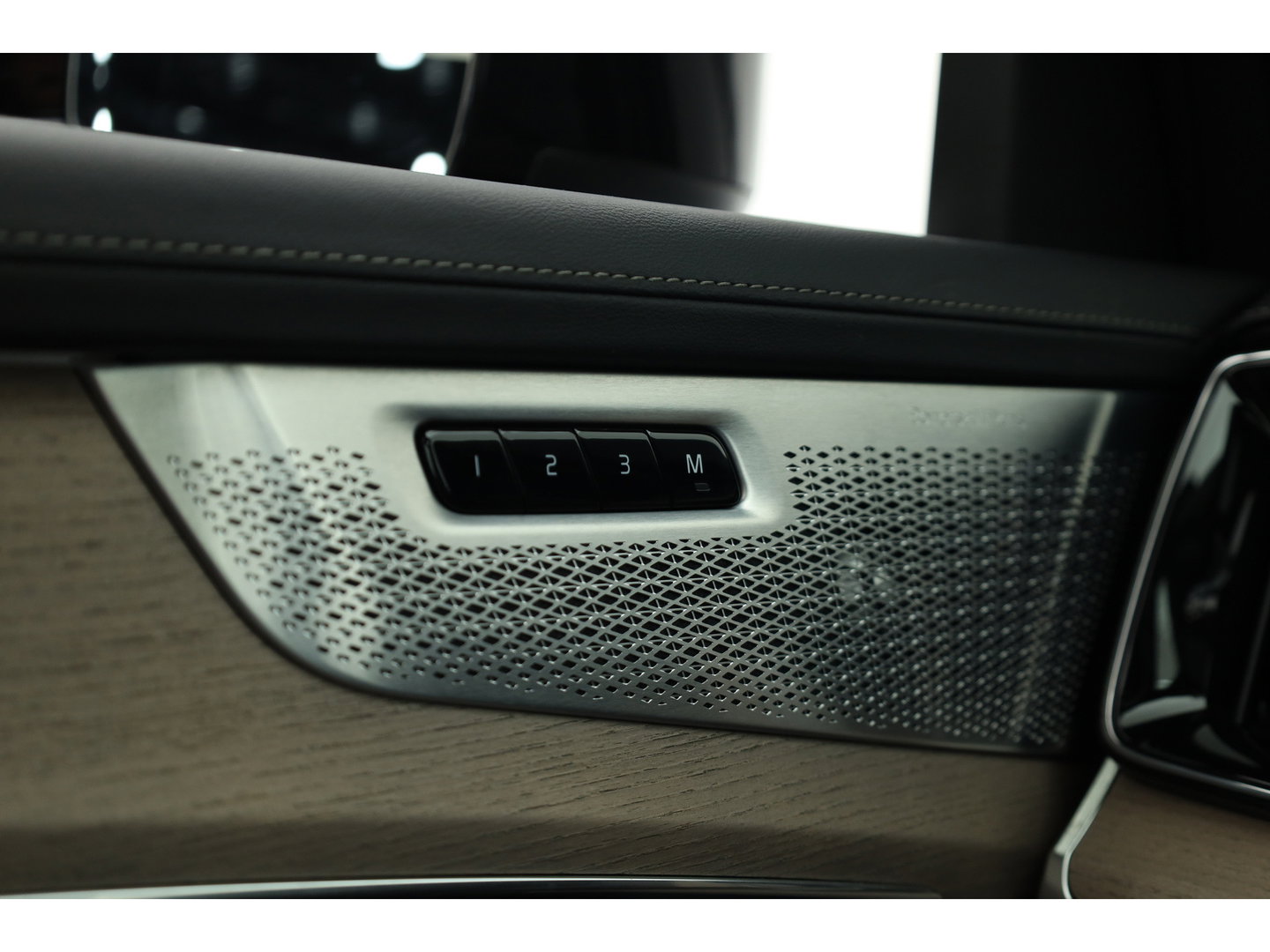Volvo XC90 2.0 T8 Plus Dark | Luchtvering |  Pano-dak | B&W Audio | Trekhaak | 360 camera |