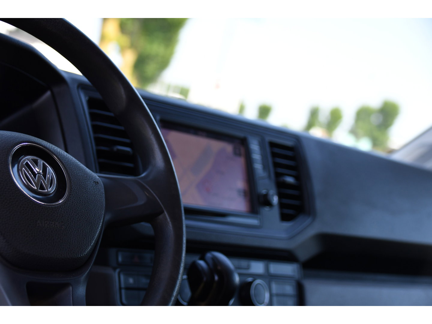 Volkswagen Crafter 35 2.0 TDI L3H3 Black Edition Camera, Cruise, Carplay, Automaat, Trekhaak, 177pk, Airco, Multimedia, Uniek!