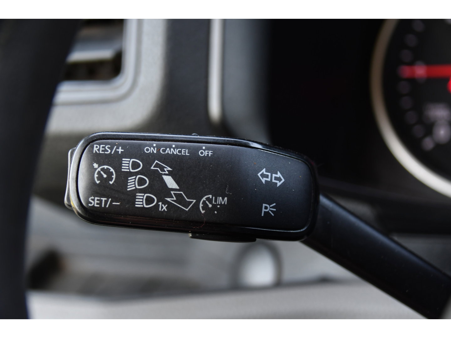 Volkswagen Crafter 35 2.0 TDI L3H3 Black Edition Camera, Cruise, Carplay, Automaat, Trekhaak, 177pk, Airco, Multimedia, Uniek!