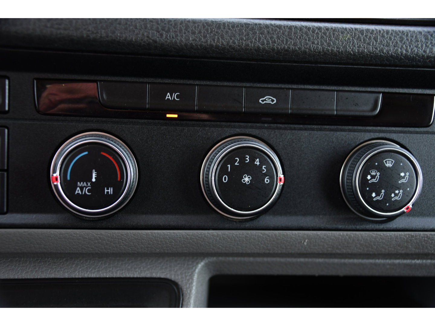 Volkswagen Crafter 35 2.0 TDI L3H3 Black Edition Camera, Cruise, Carplay, Automaat, Trekhaak, 177pk, Airco, Multimedia, Uniek!