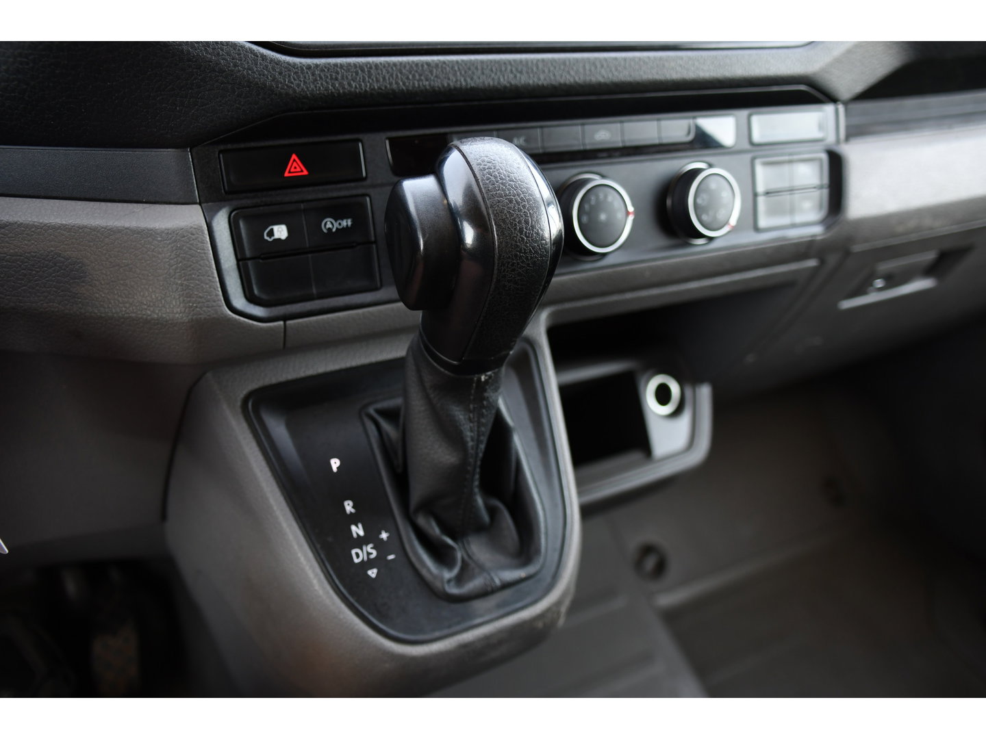 Volkswagen Crafter 35 2.0 TDI L3H3 Black Edition Camera, Cruise, Carplay, Automaat, Trekhaak, 177pk, Airco, Multimedia, Uniek!