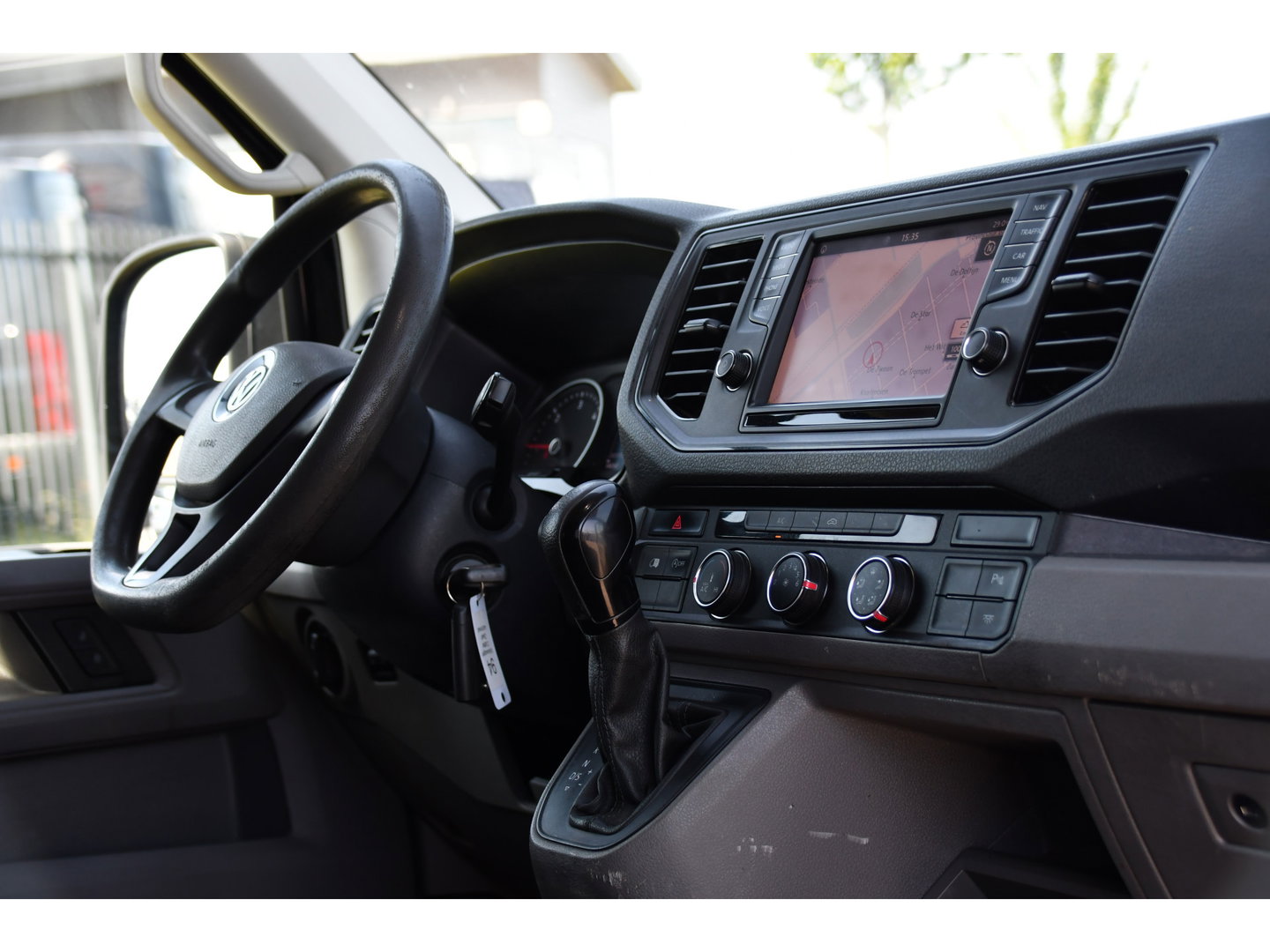 Volkswagen Crafter 35 2.0 TDI L3H3 Black Edition Camera, Cruise, Carplay, Automaat, Trekhaak, 177pk, Airco, Multimedia, Uniek!