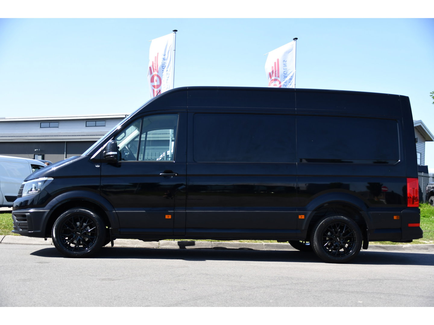 Volkswagen Crafter 35 2.0 TDI L3H3 Black Edition Camera, Cruise, Carplay, Automaat, Trekhaak, 177pk, Airco, Multimedia, Uniek!